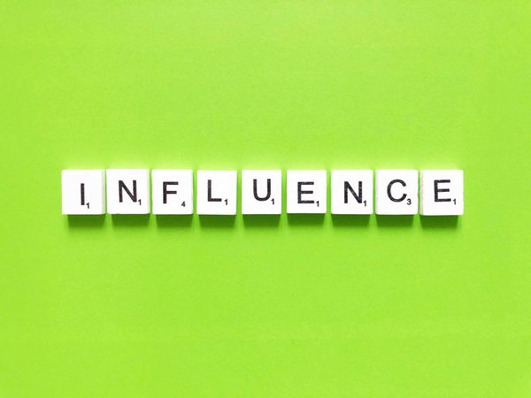 Comment les mécanismes de récompense dans les jeux peuvent-ils influencer positivement les comportements des joueurs ?
